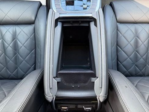 Used 2024 BMW X7 xDrive40i w/ Executive Package image 40