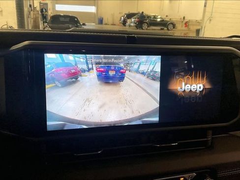 Used 2025 Jeep Wrangler Sahara image 21