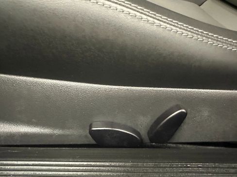 Used 2005 Chrysler Crossfire Limited image 21