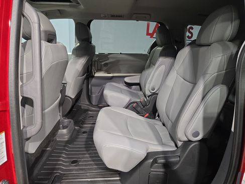 Used 2023 Toyota Sienna XLE FWD image 35