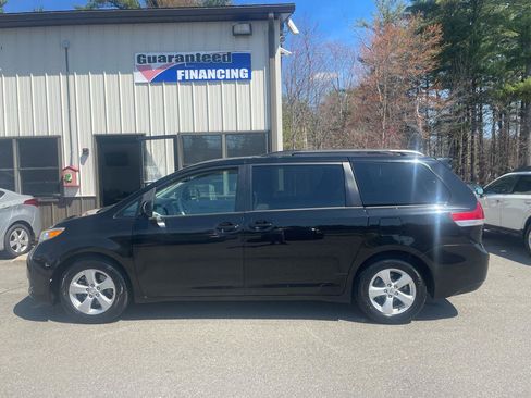 Used 2014 Toyota Sienna LE image 7