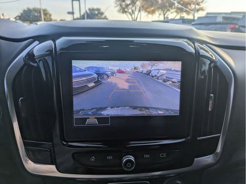 Used 2021 Chevrolet Traverse LT image 17