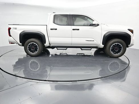 Used 2024 Toyota Tacoma TRD Off-Road AWD/4WD image 9