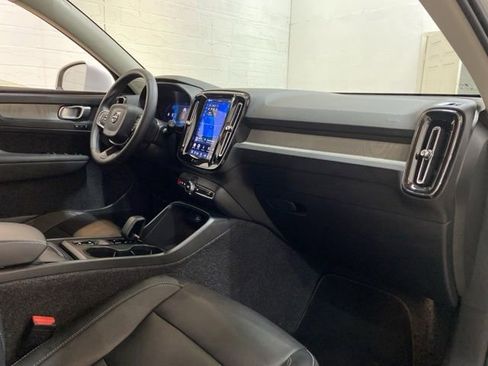 Used 2025 Volvo XC40 B5 Core AWD/4WD image 25
