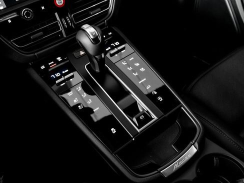 Certified 2026 Porsche Macan AWD/4WD image 19