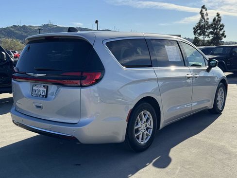 Used 2024 Chrysler Pacifica Touring image 6