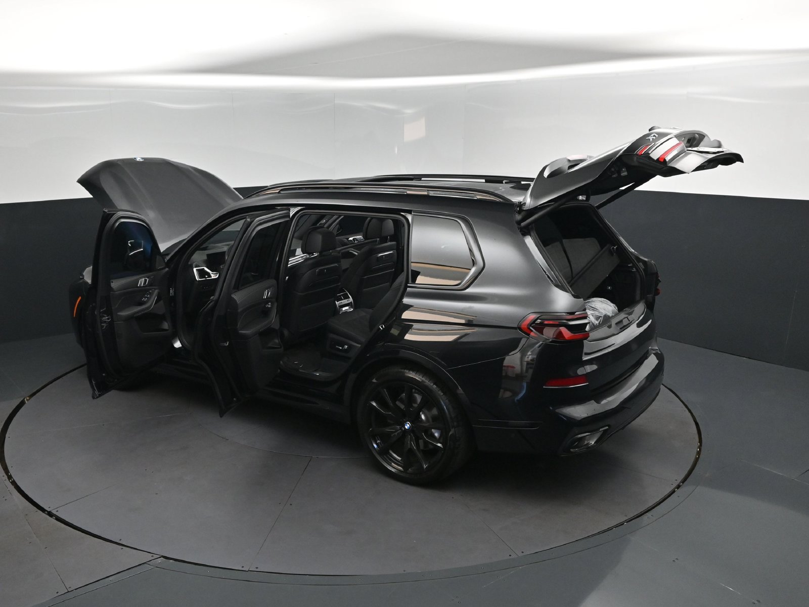 Certified 2026 BMW X7 xDrive40i w/ M Sport Package AWD/4WD image 2