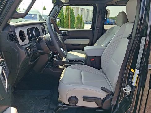 Used 2023 Jeep Gladiator Overland AWD/4WD image 14