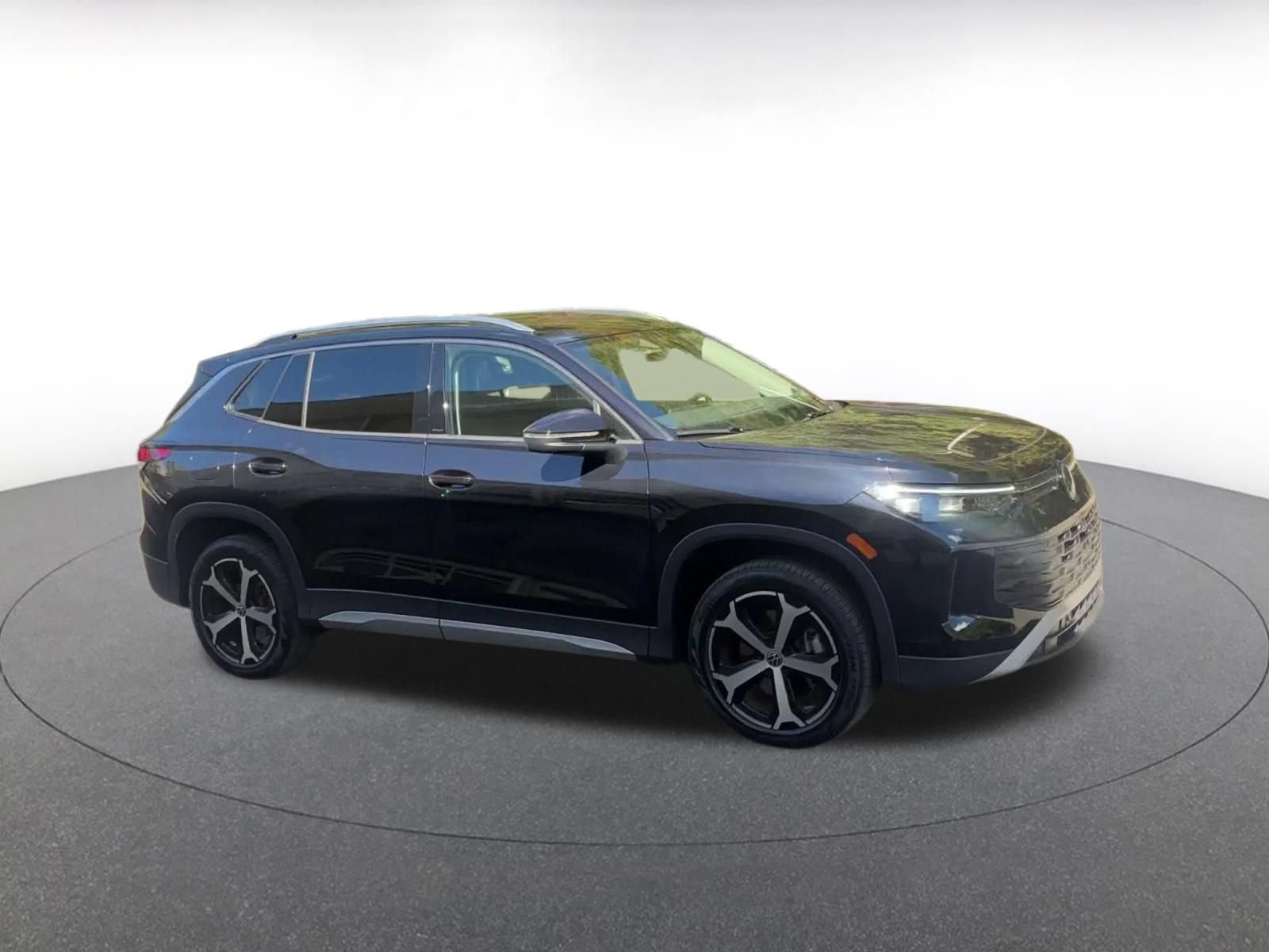 Used 2026 Volkswagen Tiguan SE AWD/4WD image 2