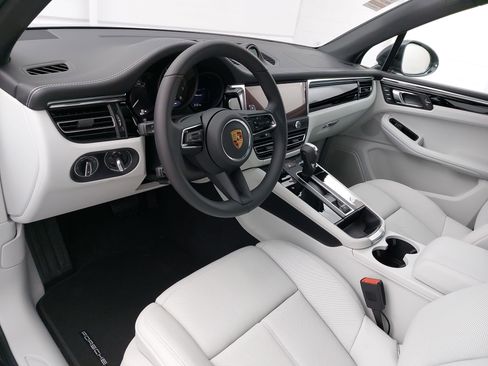 New 2026 Porsche Macan image 4