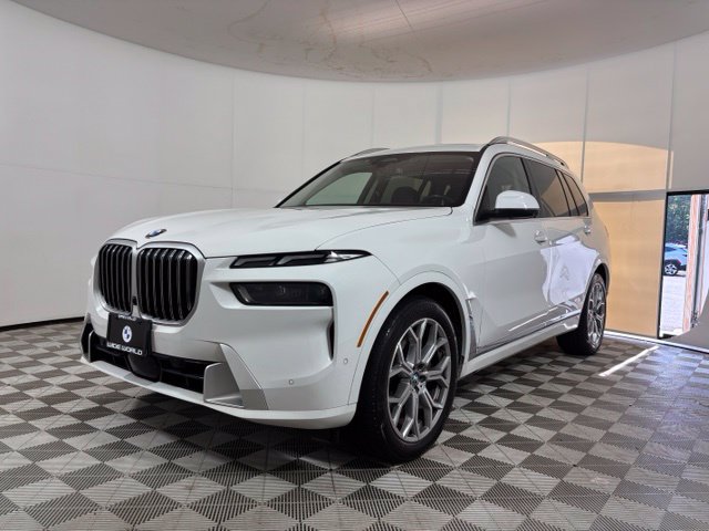 Used 2025 BMW X7 xDrive40i w/ Premium Package AWD/4WD image 3