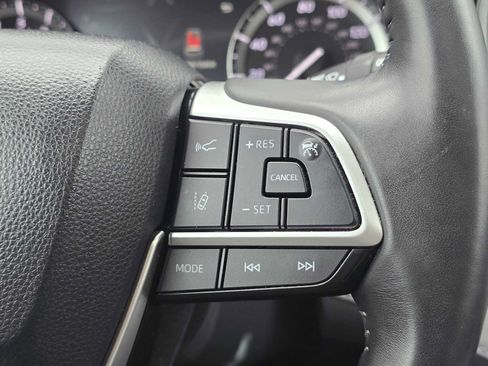 Used 2022 Toyota Highlander XLE AWD/4WD image 29