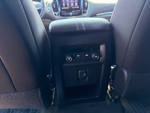Used 2023 Chevrolet Traverse LT FWD image 9