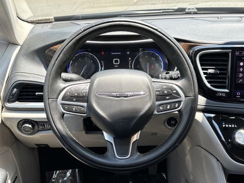 Used 2022 Chrysler Pacifica Limited FWD image 22