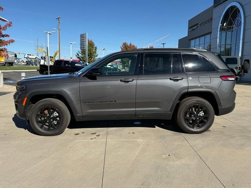 New 2025 Jeep Grand Cherokee Altitude image 13