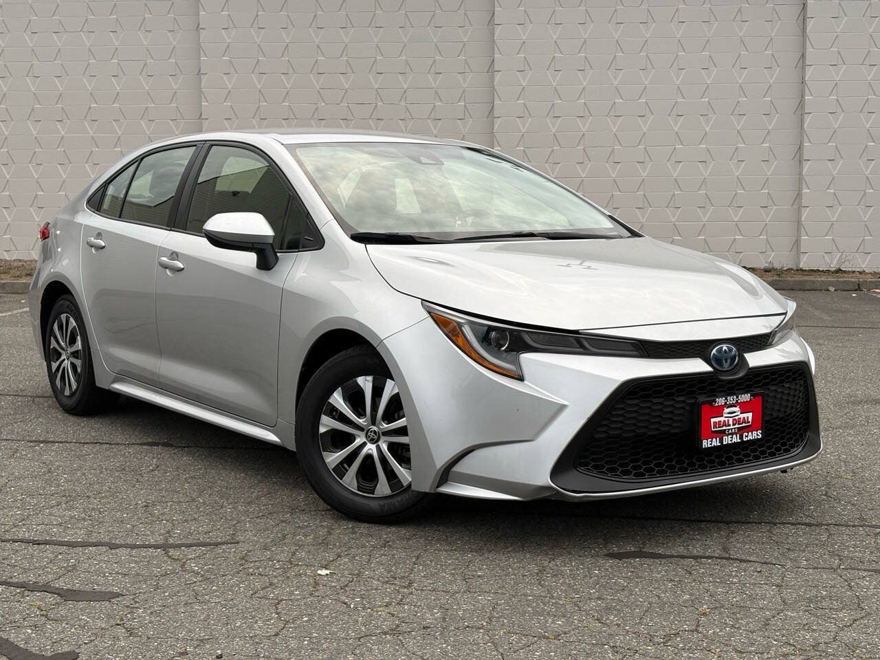 Used 2022 Toyota Corolla LE w/ Premium Interior Package FWD image 2