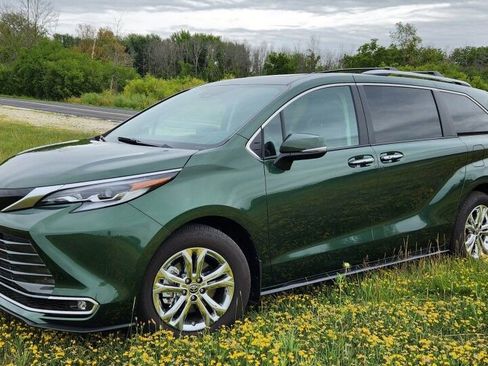 Used 2023 Toyota Sienna Platinum AWD/4WD image 1