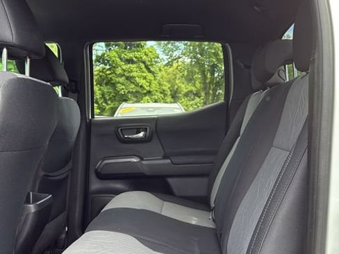 Certified 2021 Toyota Tacoma TRD Off-Road AWD/4WD image 21