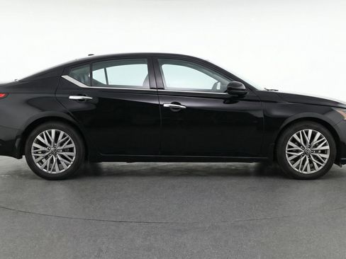 Used 2025 Nissan Altima 2.5 SV image 11