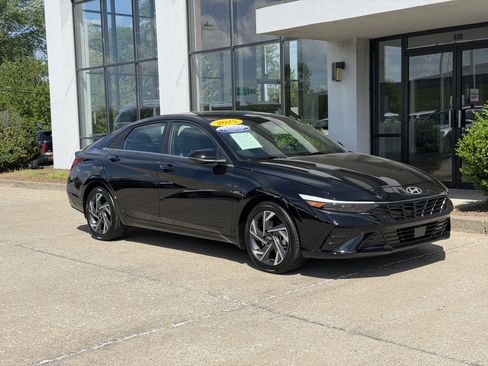 Certified 2025 Hyundai Elantra Limited FWD image 2