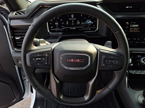 Used 2025 GMC Sierra 1500 AT4 w/ Technology Package AWD/4WD image 19