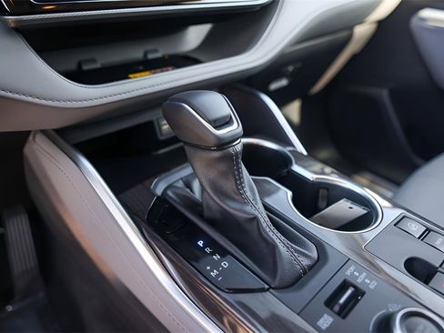 Used 2025 Toyota Highlander Platinum image 24