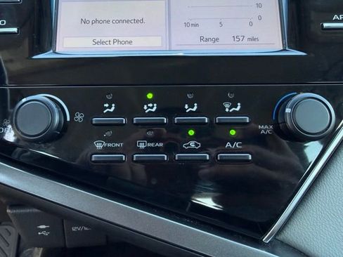 Used 2018 Toyota Camry LE FWD image 18