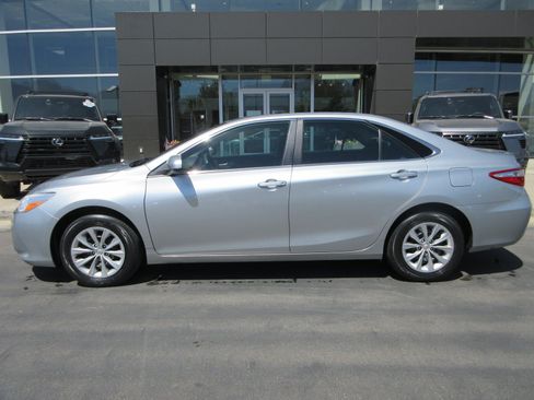 Used 2017 Toyota Camry LE FWD image 3