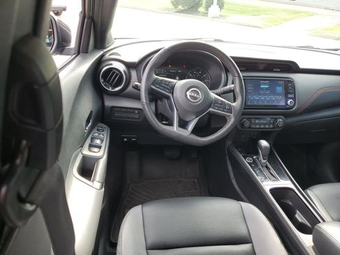 Used 2023 Nissan Kicks SR w/ SR Premium Package FWD image 11