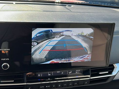 Used 2025 Toyota Sienna XLE image 33