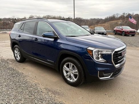 Used 2023 GMC Terrain SLE w/ Driver Convenience Package image 4