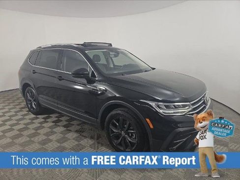 Used 2023 Volkswagen Tiguan SE w/ Panoramic Sunroof Package FWD image 2