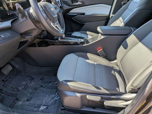 Used 2025 Chevrolet Trax LT w/ LT Convenience Package image 23