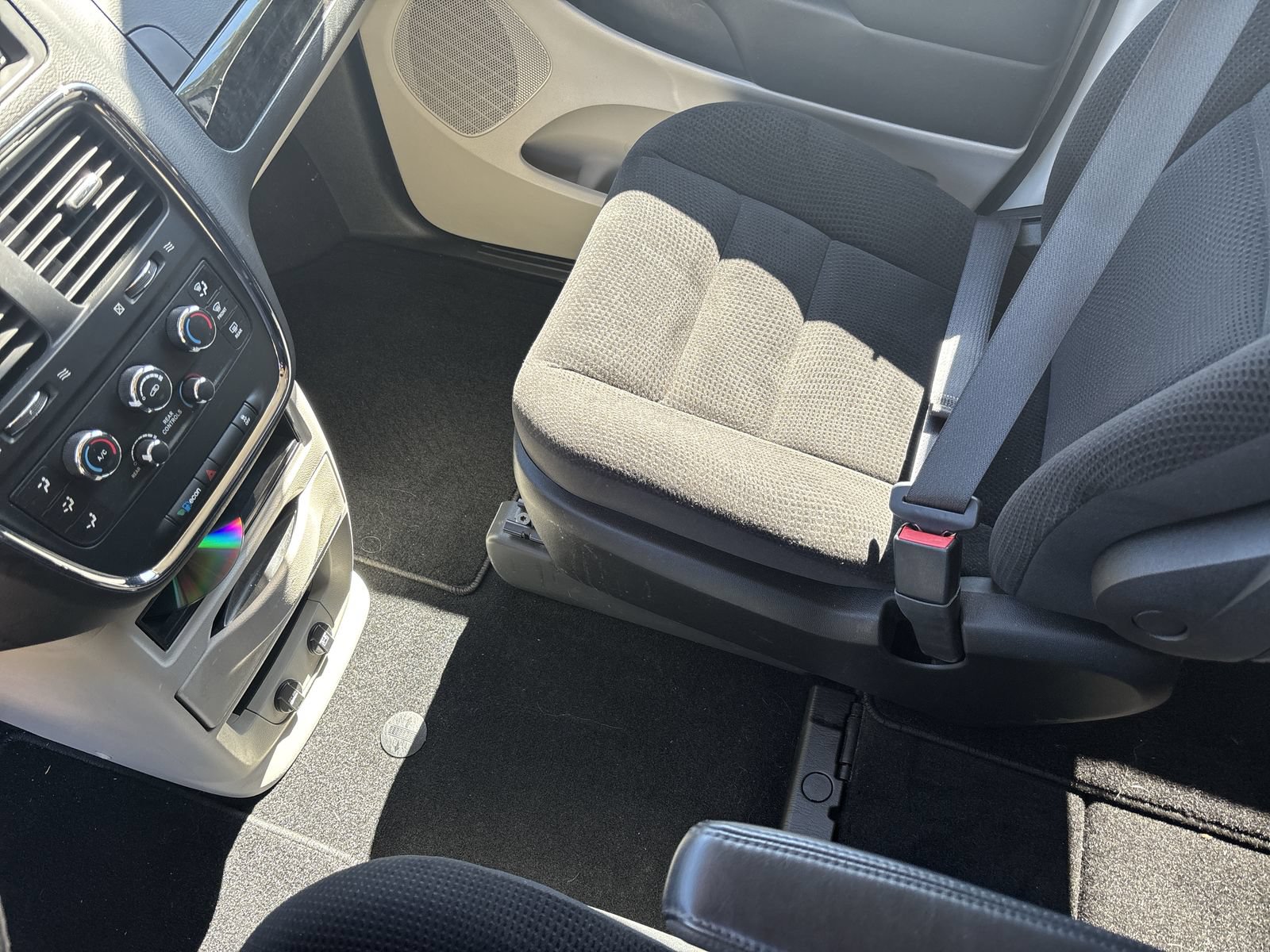 Used 2019 Dodge Grand Caravan SE w/ UConnect Hands-Free Group FWD image 23