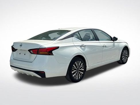 Used 2025 Nissan Altima 2.5 SV FWD image 6