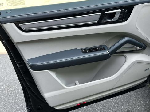 Certified 2022 Porsche Cayenne Turbo AWD/4WD image 17