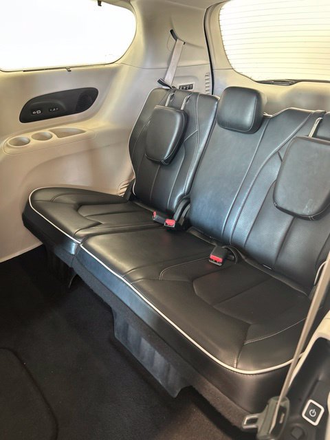 Used 2022 Chrysler Pacifica Limited FWD image 11
