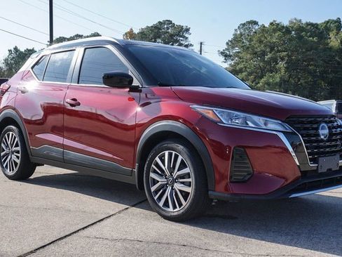 Used 2023 Nissan Kicks SV image 2