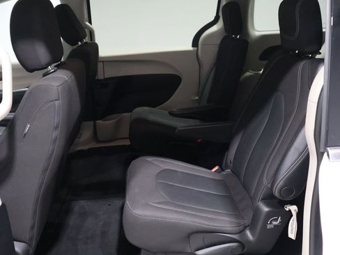Used 2023 Chrysler Voyager LX image 18