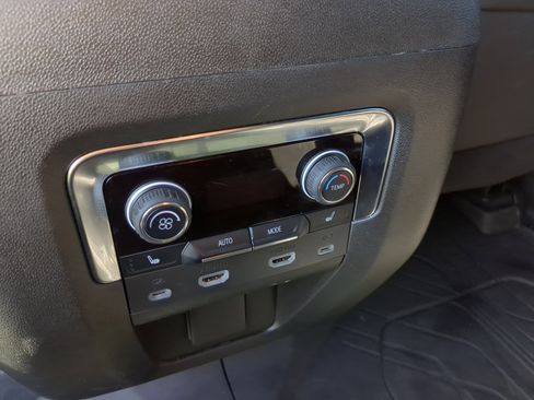 Used 2023 Chevrolet Suburban Z71 w/ Luxury Package image 18