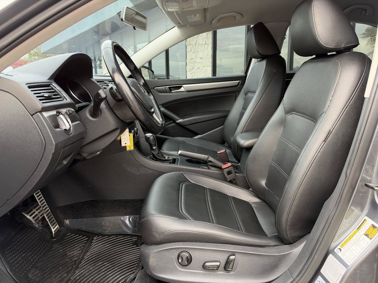 Used 2017 Volkswagen Passat 1.8T R-Line FWD image 2