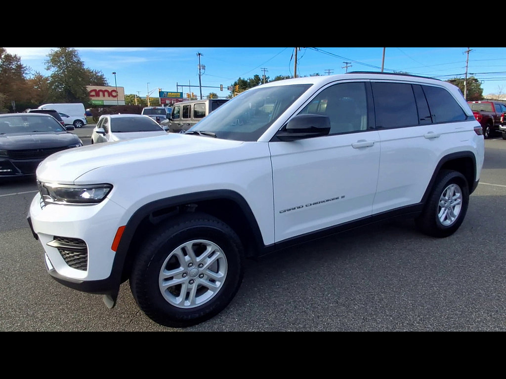 Used 2024 Jeep Grand Cherokee Laredo AWD/4WD image 4
