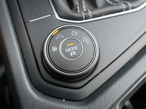 Certified 2022 Volkswagen Taos SE FWD image 33