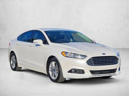 Used 2016 Ford Fusion SE FWD image 3