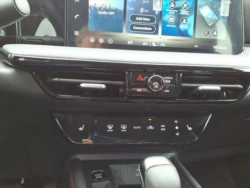 New 2026 Nissan Kicks SR w/ Cold Weather Package image 13