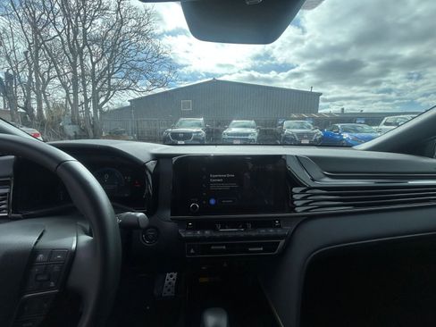 Used 2025 Toyota Camry SE image 31