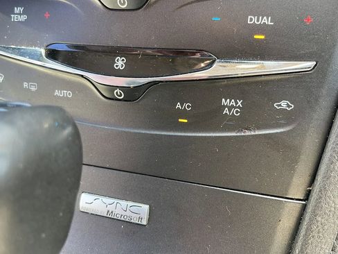 Used 2014 Lincoln MKT FWD image 17