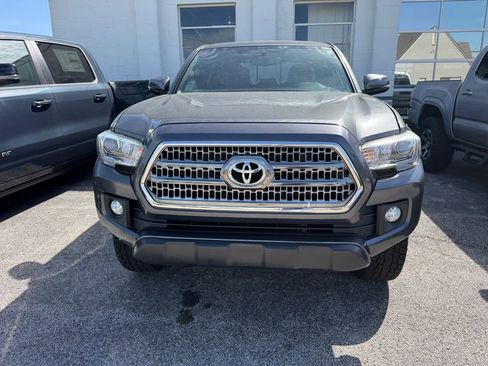 Used 2017 Toyota Tacoma TRD Off-Road w/ Premium & Technology Package image 25