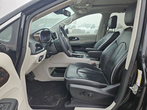 Used 2024 Chrysler Pacifica Limited image 9
