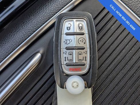 Used 2024 Chrysler Pacifica Limited FWD image 33